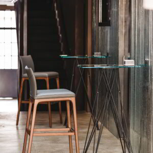 Arcadia sgabello con gambe in legno