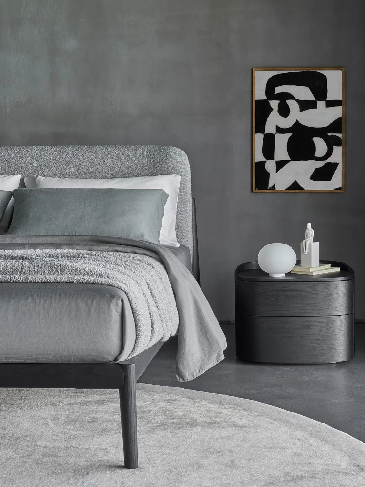 Linee pulite, gambe affusolate, proporzioni calibrate. Letto Sissi non occupa lo spazio: lo valorizza.
