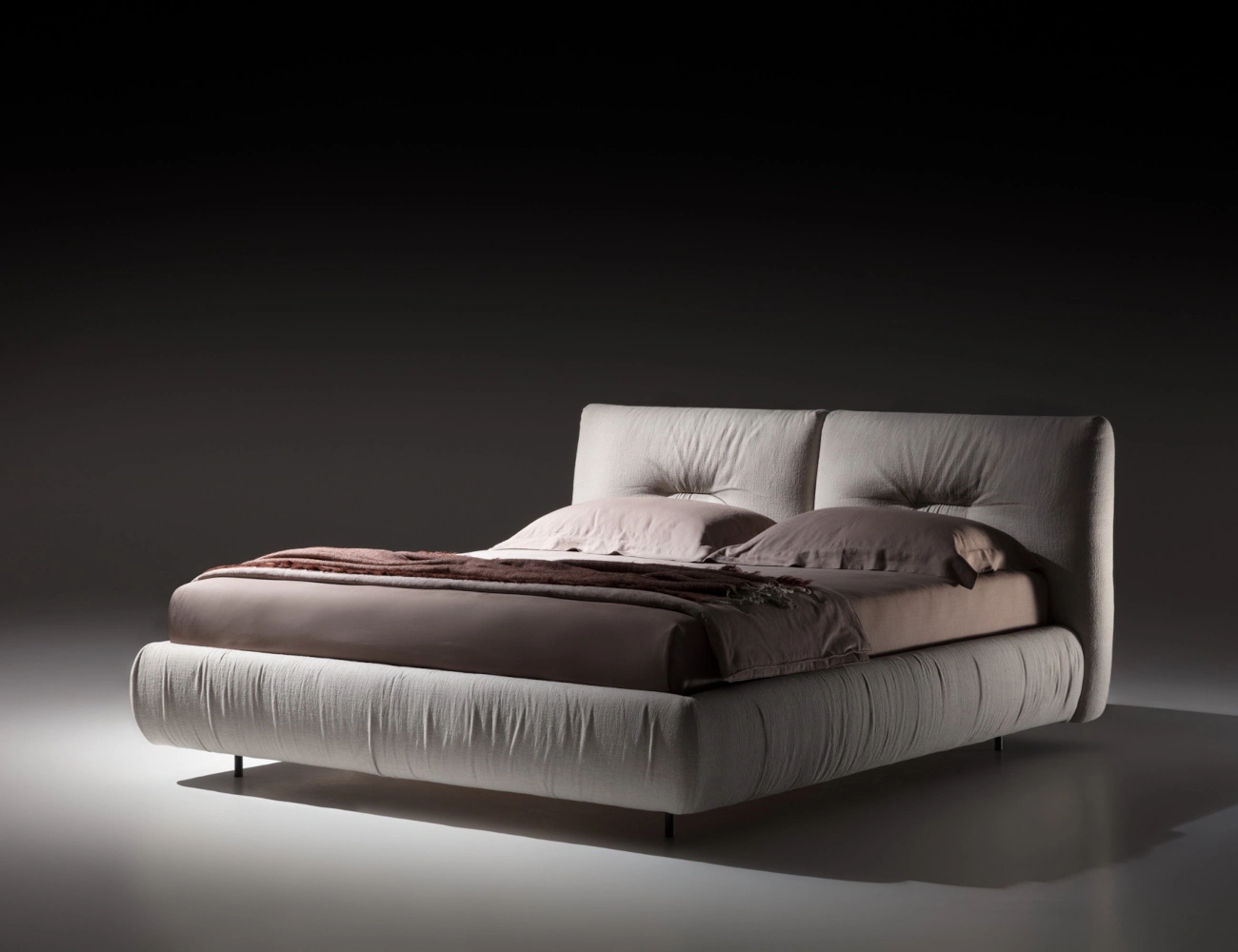 Letto matrimoniale imbottito morbido Kumo di Twils leggerezza e design senza tempo 02 1300x 1000