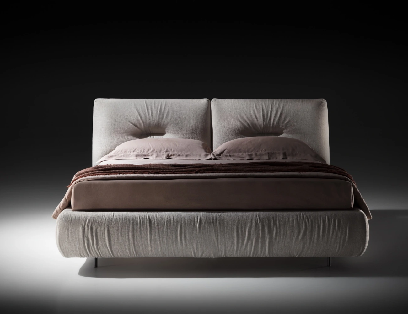 Letto matrimoniale imbottito morbido Kumo di Twils leggerezza e design senza tempo 03 1300x 1000
