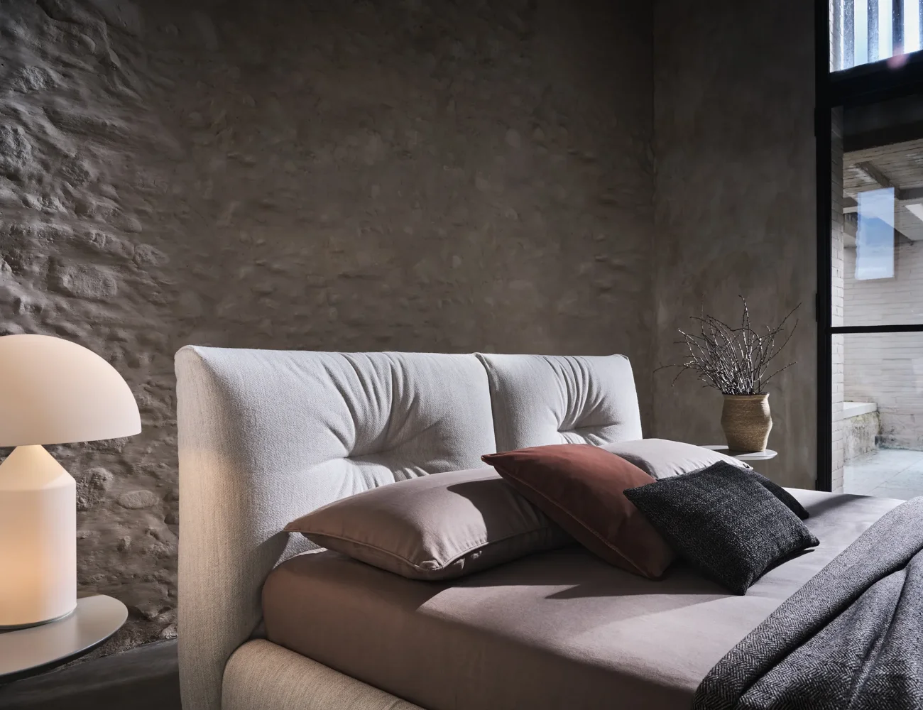 Letto matrimoniale imbottito morbido Kumo di Twils leggerezza e design senza tempo 06 1300x 1000
