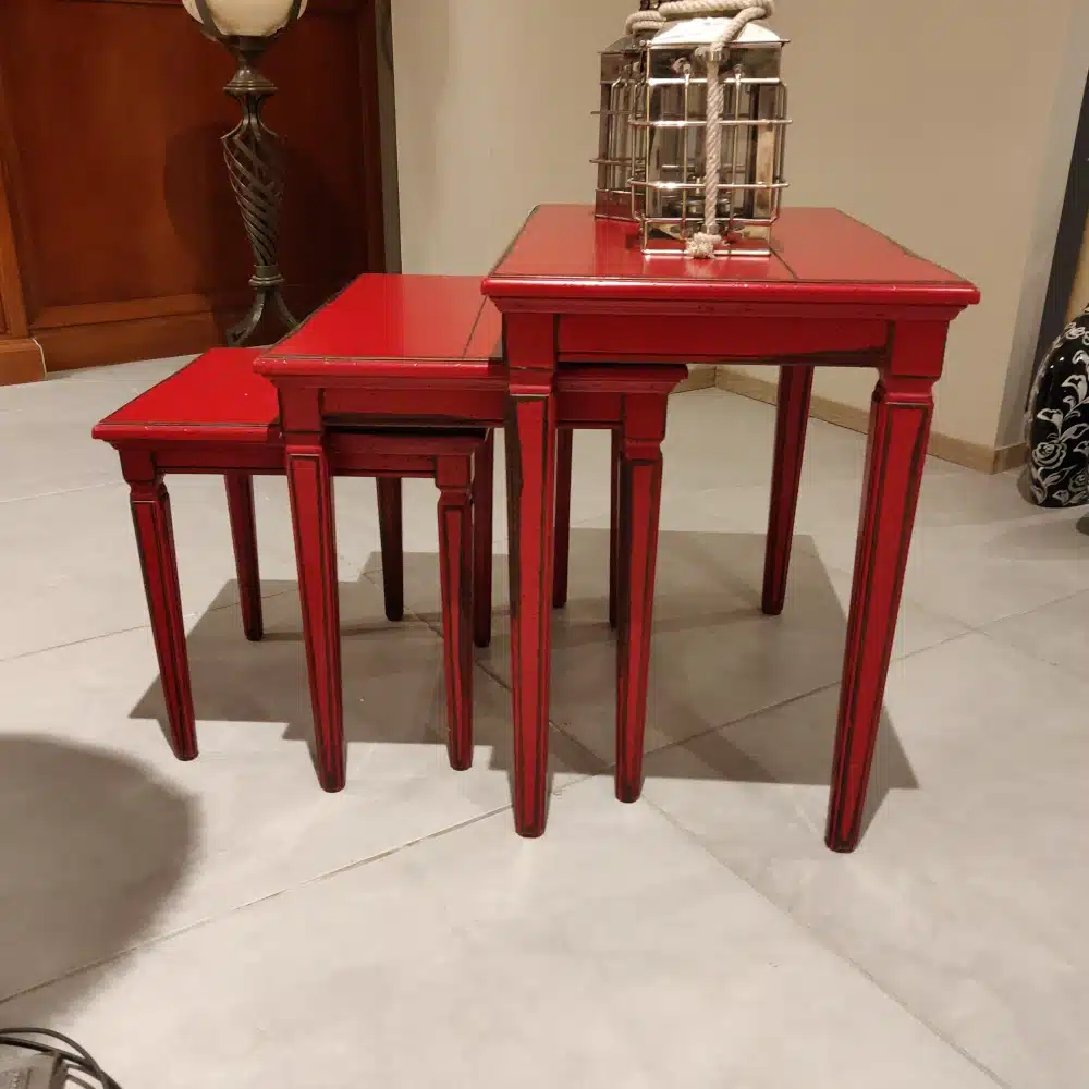 Set di tre tavolini complementari: i tre elementi si usano insieme o separatamente.