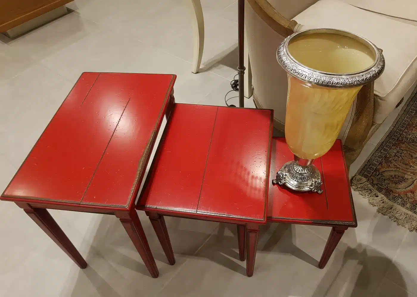 Tris tavolini classico in legno rosso origine, Grazie alla lavorazione artigianale, ogni elemento presenta finiture impeccabili.