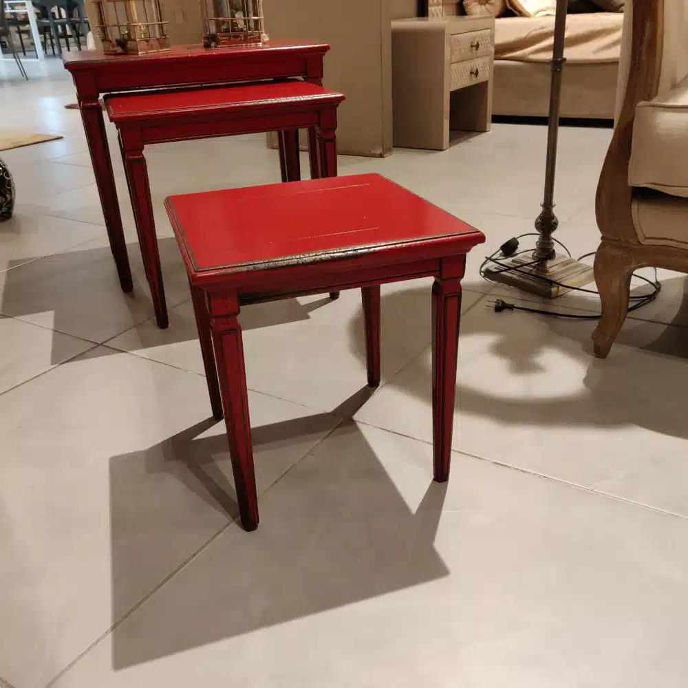Tris Tavolini Set Classico Rosso Origine, Ideale accanto al divano. Grazie alle dimensioni scalari, si abbina a salotti di ogni misura.