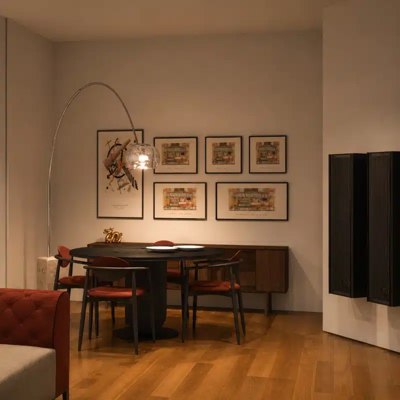 Il tavolo rotondo con piano è il centro della zona pranzo e quattro sedie a poltroncine completano l'ambiente con cura