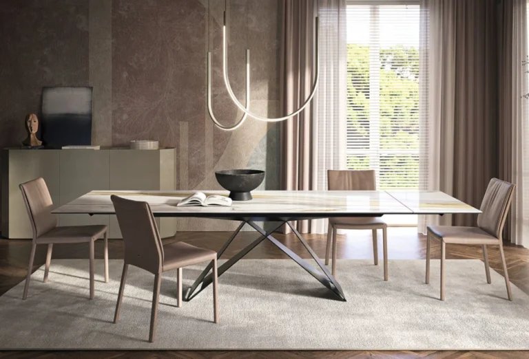 In open space definisce la zona pranzo senza chiudere lo spazio. Con le giuste proporzioni, valorizza tutta l'area living